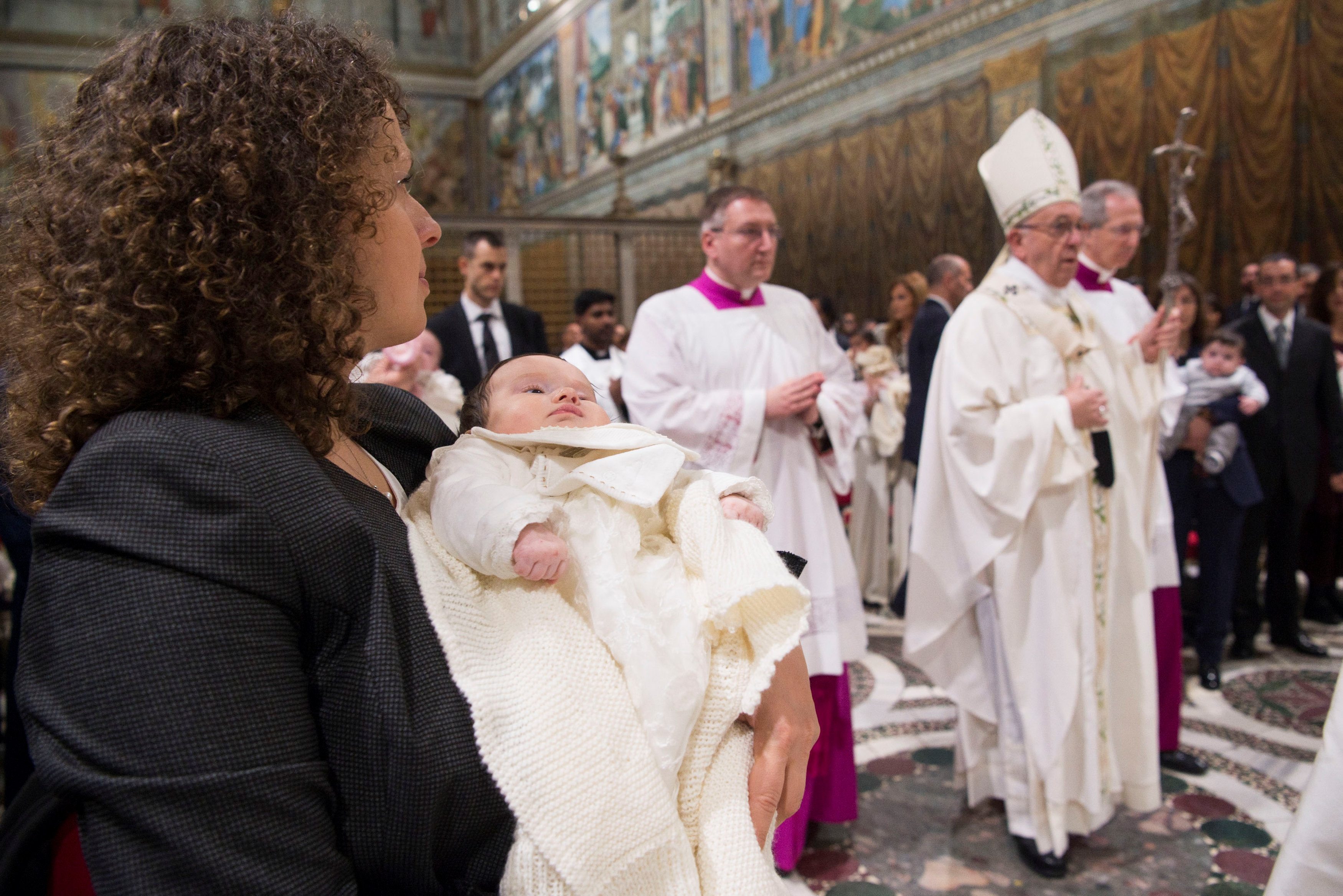 El papa bautiza a 34 niños y anima a sus padres a transmitir la fe con amor
