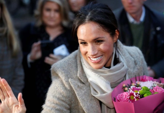 Meghan Markle saluda a una persona que le gusta mucho cuando se va después de visitar la estación de radio Reprezent FM con su prometida, el príncipe Harry, de Gran Bretaña, en Brixton, Londres, el 9 de enero de 2018. REUTERS / Peter Nicholls