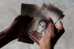 Economistas estiman una inflación de 30.000% por eliminación del dólar Dipro