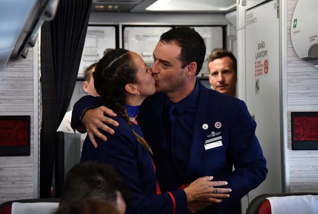 Crew members Paula Podest and Carlos Ciufffardi kiss after being married on board by Pope Francis during the flight between Santiago and the northern city of Iquique on January 18, 2018. REUTERS/Vincenzo Pinto/Pool