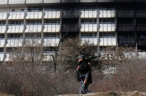 Extraídos al menos 22 cuerpos de hotel atacado en Kabul (Fotos)