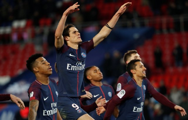 Soccer Football - Ligue 1 - Paris St Germain vs Montpellier - Parc des Princes, Paris, France - January 27, 2018   Paris Saint-Germain’s Edinson Cavani and team mates celebrate in front of the fans at the end of the match    REUTERS/Gonzalo Fuentes