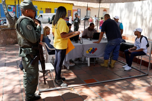 Supporters of Democratic Action (Accion Democratica) and Justice First (Primero Justicia) political parties take part in the National Electoral Council (CNE) process for validation of parties in Caracas, Venezuela January 27, 2018. REUTERS/Marco Bello