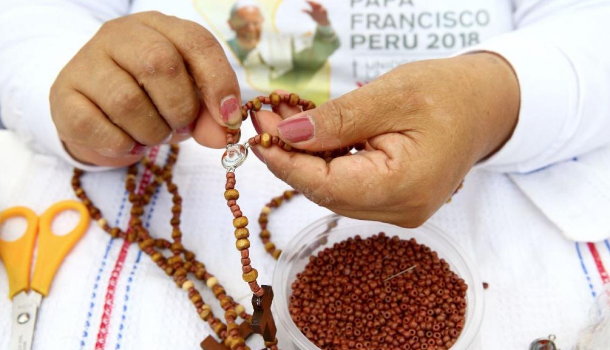 Reclusas peruanas buscan redimirse haciendo rosarios para misa del papa Francisco