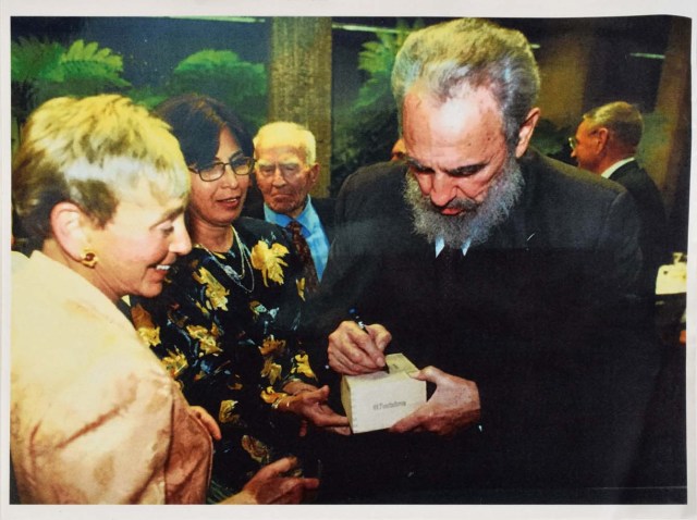 MIA29. MIAMI (EE.UU), 11/01/2018.- Fotografía cedida por RR Subastas muestra el líder de la revolución cubana Fidel Castro (d) firmando una caja de puros en marzo de 2002 a la activista y filántropa estadounidense de origen húngaro Eva Haller (i). Una caja de puros firmada por el líder de la revolución cubana Fidel Castro fue vendida al mejor postor en Boston (EE.UU.) por 26.950 dólares, informó hoy la casa de subastas estadounidense RR Auction. La caja, que la casa de subastas asegura que formaba parte de la colección personal del dirigente cubano (1926-2016), tiene un tamaño de 21 x 11 x 7,5 centímetros, contiene 24 cigarros del tipo Fundadores de la marca Trinidad y todavía mantiene el sello de garantía de procedencia para tabacos torcidos y picadura cubanos. EFE/RR Auction/SOLO USO EDITORIAL/NO VENTAS
