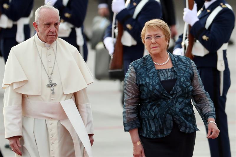 Papa inicia visita a Chile en medio fervor multitudinario y protestas aisladas