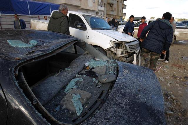 Residentes locales inspeccionan los daños tras la explosión de dos coches bomba en Bengasi, Libia, hoy, 24 de enero de 2018. Ascienden a 31 las personas muertas y a 43 la heridas anoche al estallar dos coches bomba en Bengasi, segunda ciudad en importancia de Libia, informó a Efe un responsable médico. Fuentes de Seguridad explicaron, por su parte, que el primer vehículo explotó cuando un grupo de fieles salía de una de las mezquitas del bario de Almaniya, en el centro de la urbe, y el segundo treinta minutos después, cuando ya habían llegado los servicios de socorro. EFE/ Str