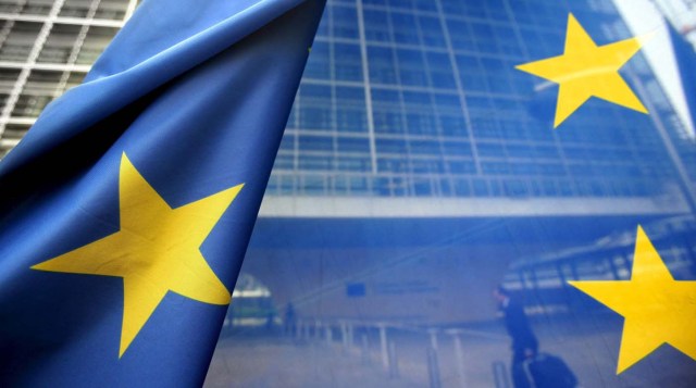 BRU1 BRUSELAS (BÉLGICA) 23/10/2013.- Fotografía de archivo tomada el 7 de junio de 2006 que muestra una bandera de la Unión Europea frente a la sede de la Comisión Eurpea (CE) en Bruselas (Bélgica). La Comisión Europea (CE) descartó ayer que la Unión Europea (UE) entre en una situación de cierre administrativo prolongado o "shut-down" al estilo estadounidense, pero instó a los Estados miembros y al Parlamento Europeo a cerrar un acuerdo que asigne fondos adicionales al presupuesto de 2013. EFE/Olivier Hoslet