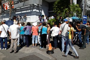 Largas filas regresan a los supermercados tras orden presidencial de reducir precios (Fotos)