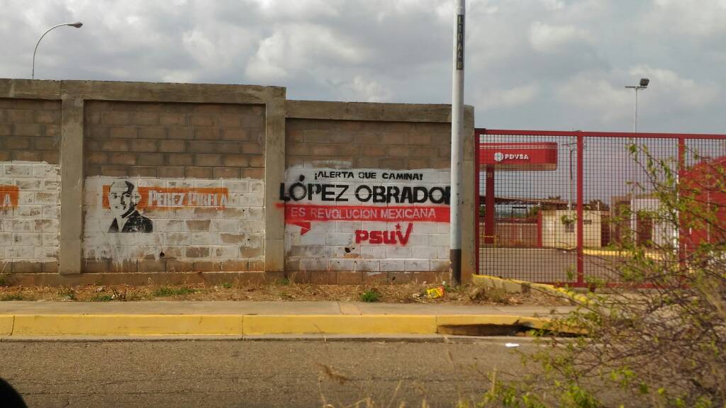 ¡Atención México no caigan en el desastre!: Aparecen en Venezuela grafitis de López Obrador firmados por el Psuv
