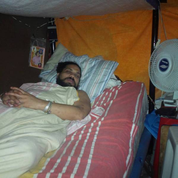 En cama y con la mitad del rostro dormido, Villca Fernández exige su traslado al Hospital Militar