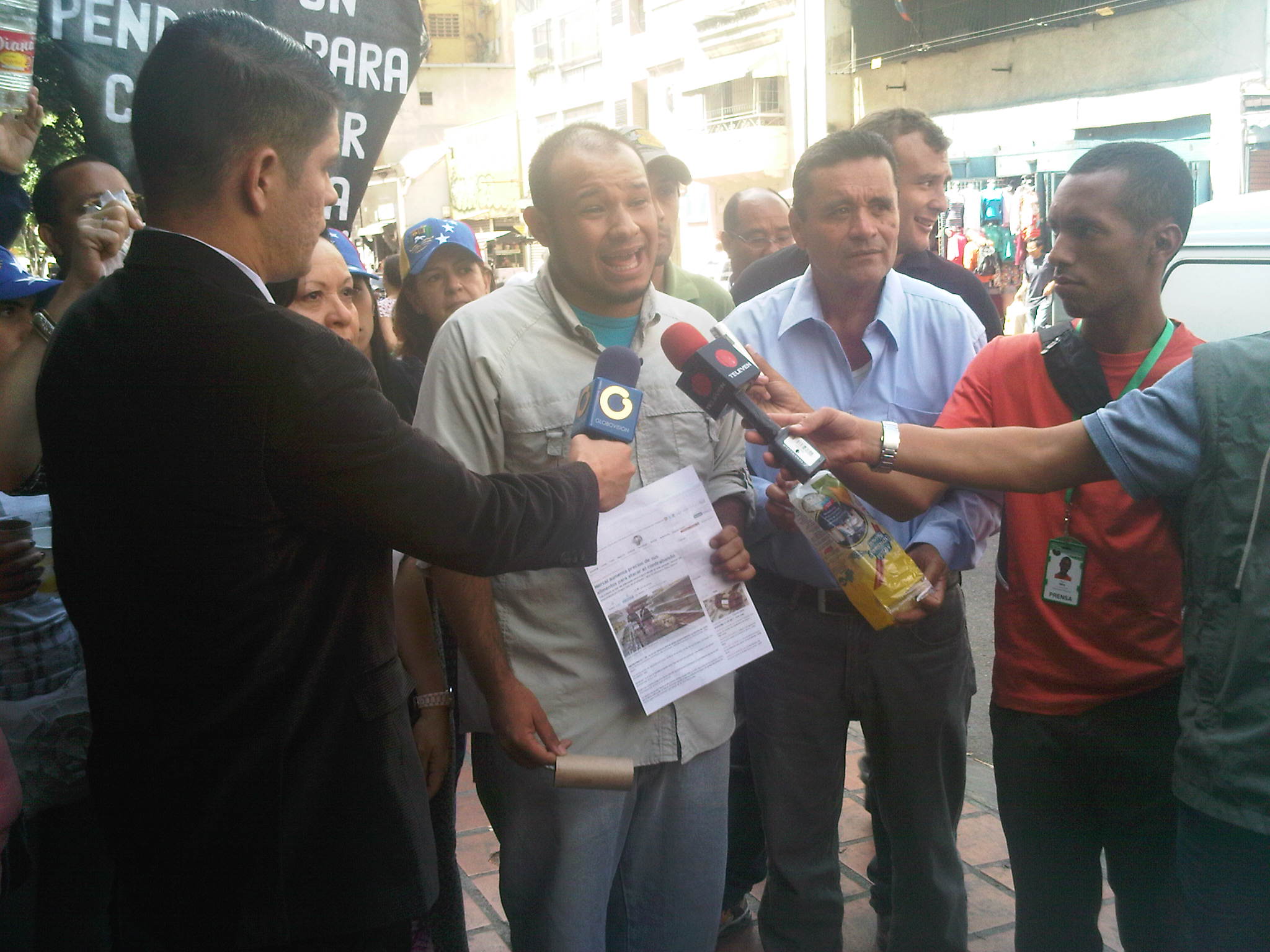 Caraqueños llaman a oponerse a los saqueos controlados del Sundde en supermercados