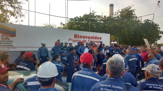 Trabajadores del sector cemento protestan // Foto Prensa