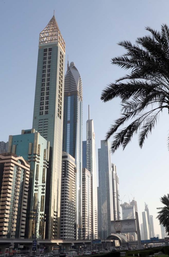 A picture taken on February 11, 2018, shows the 75-storey Gevora Hotel (L), which stands 356 metres or nearly a quarter of a mile tall, in the Gulf metropolis of Dubai. Gulf metropolis Dubai, on its never-ending quest to break records, announced the opening of the "world's new tallest hotel" Sunday, pipping another towering landmark in the city for the title. / AFP PHOTO / KARIM SAHIB