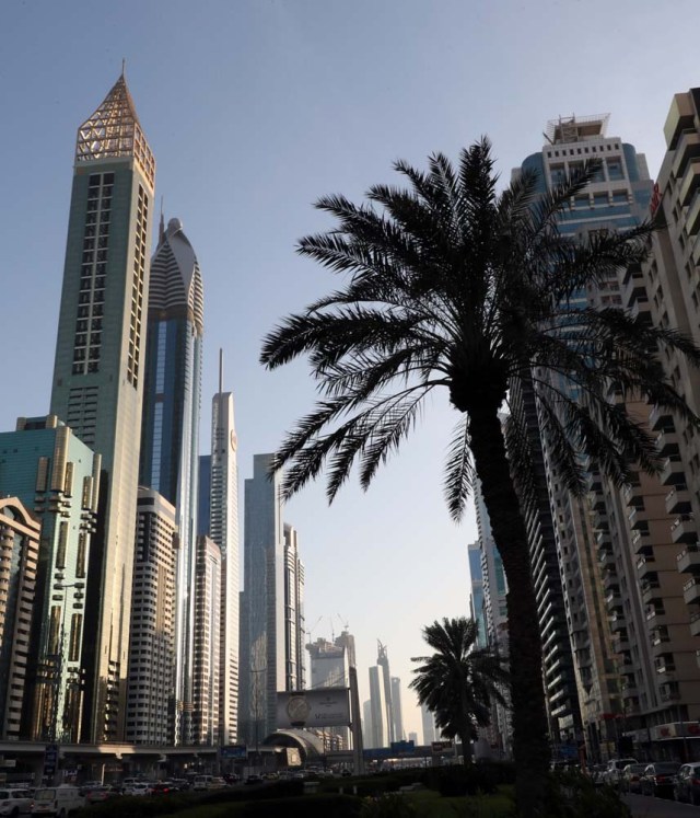A picture taken on February 11, 2018, shows the 75-storey Gevora Hotel (L), which stands 356 metres or nearly a quarter of a mile tall, in the Gulf metropolis of Dubai. Gulf metropolis Dubai, on its never-ending quest to break records, announced the opening of the "world's new tallest hotel" Sunday, pipping another towering landmark in the city for the title. / AFP PHOTO / KARIM SAHIB
