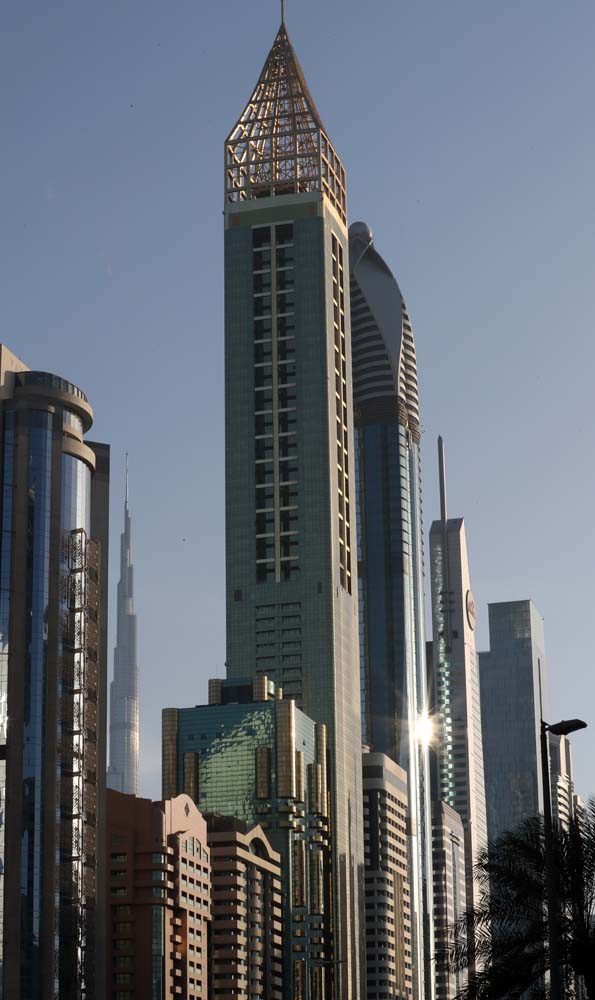 A picture taken on February 11, 2018, shows the 75-storey Gevora Hotel (C), which stands 356 metres or nearly a quarter of a mile tall, in the Gulf metropolis of Dubai. Gulf metropolis Dubai, on its never-ending quest to break records, announced the opening of the "world's new tallest hotel" Sunday, pipping another towering landmark in the city for the title. / AFP PHOTO / KARIM SAHIB