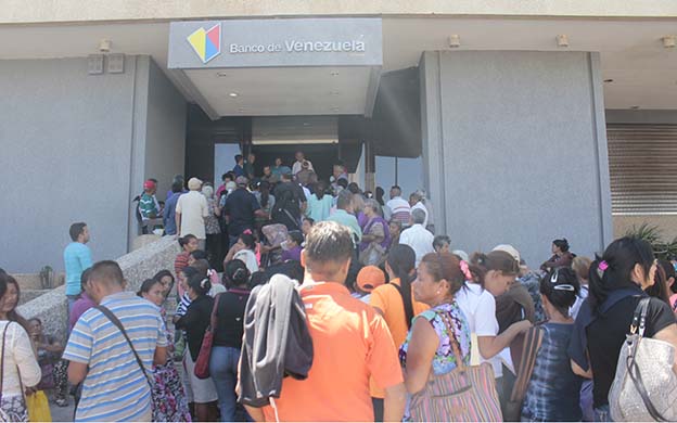 Pensionados denuncian que pagan hasta 40 mil bolívares para poder cobrar la pensión en Zulia