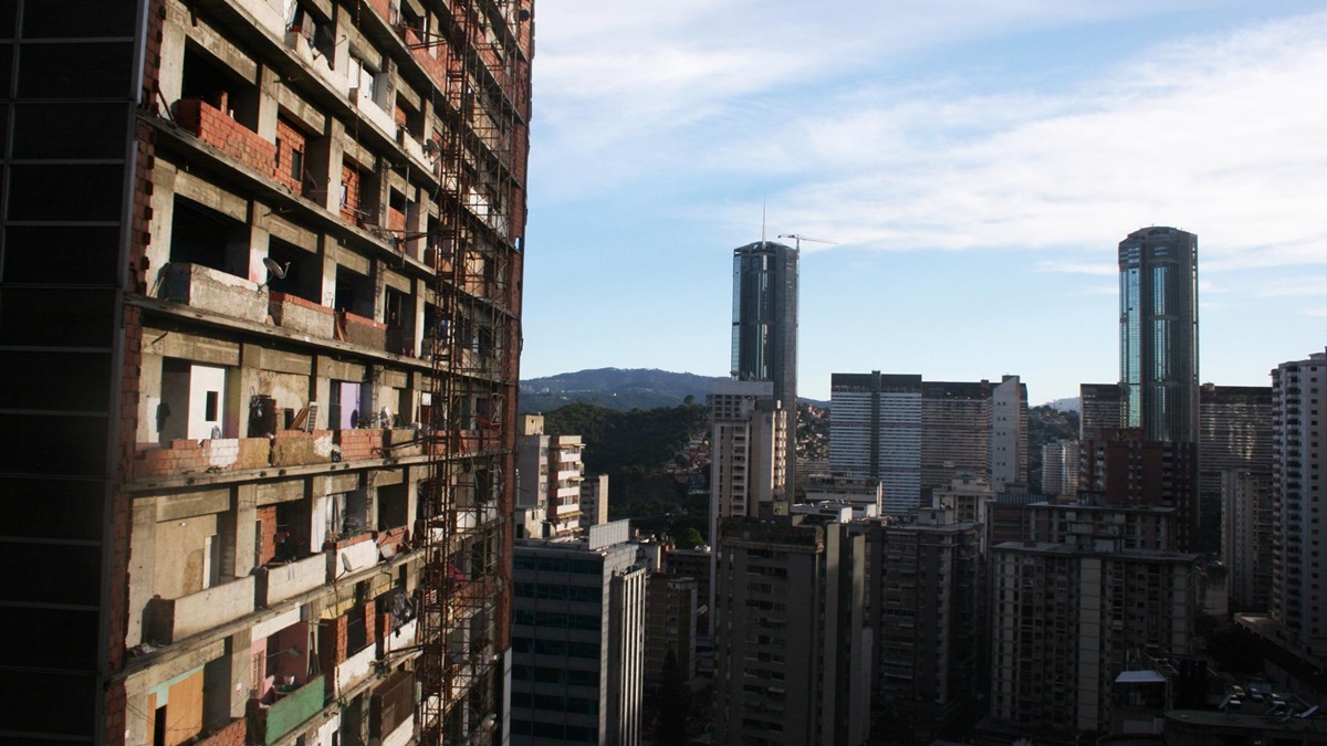 Sambil La Candelaria, Parque Central y la Torre de David, las ruinas urbanas de la revolución