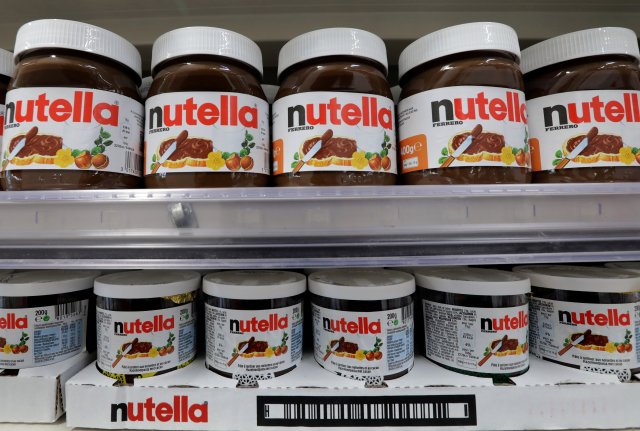 Frascos de pasta de chocolate y avellanas Nutella se muestran en un supermercado Casino en Niza, Francia, 16 de enero de 2017. REUTERS / Eric Gaillard / File Photo
