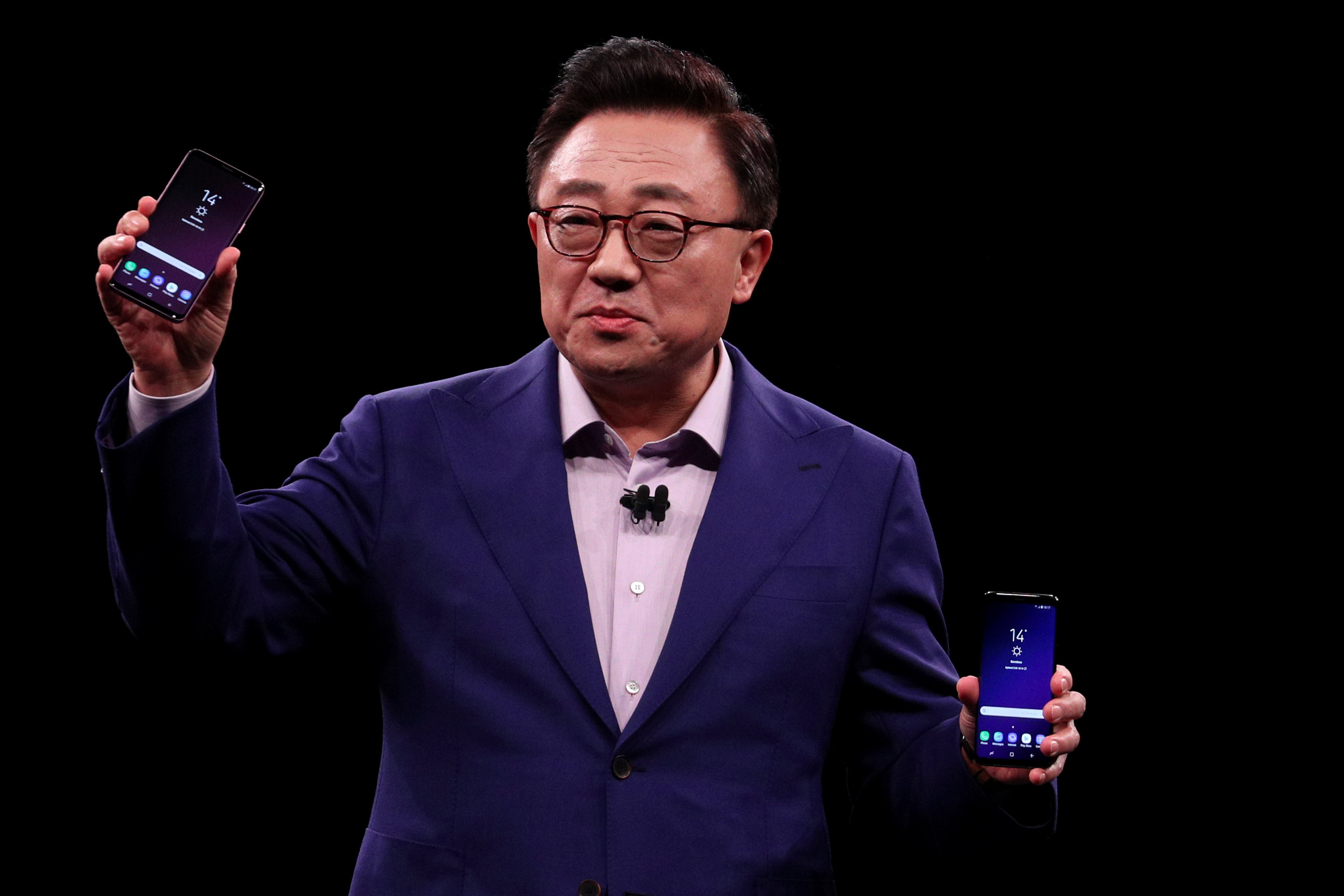 Samsung presenta su nuevo smartphone insignia, rival del iPhone X