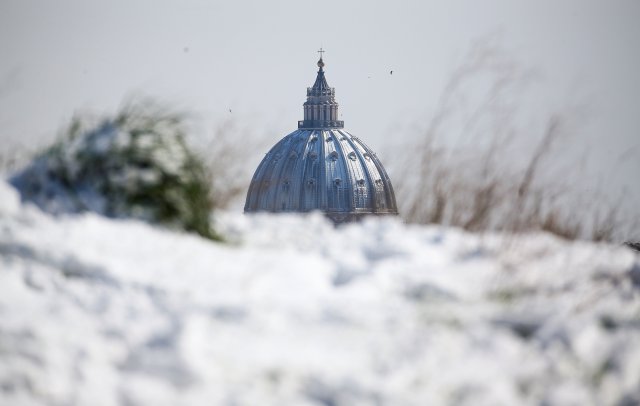 La cúpula de la Basílica de San Pedro se ve desde lejos después de una fuerte nevada, en Roma, Italia, el 26 de febrero de 2018. REUTERS / Alessandro Bianchi
