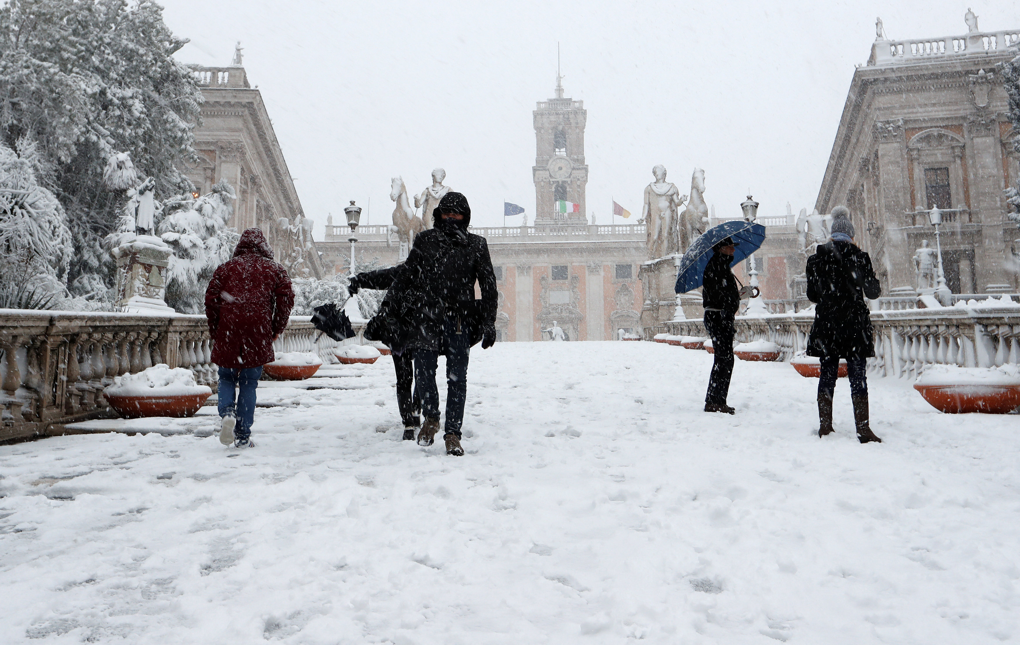 Retrasos en los ferrocarriles y colegios cerrados en Roma tras nevada