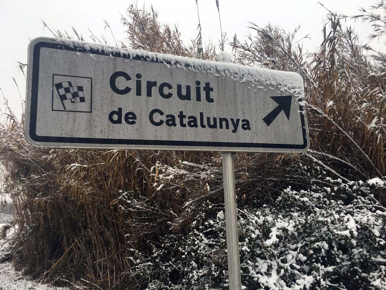 Así es una vuelta con nieve en la Fórmula 1 en el circuito de Cataluña (Video)