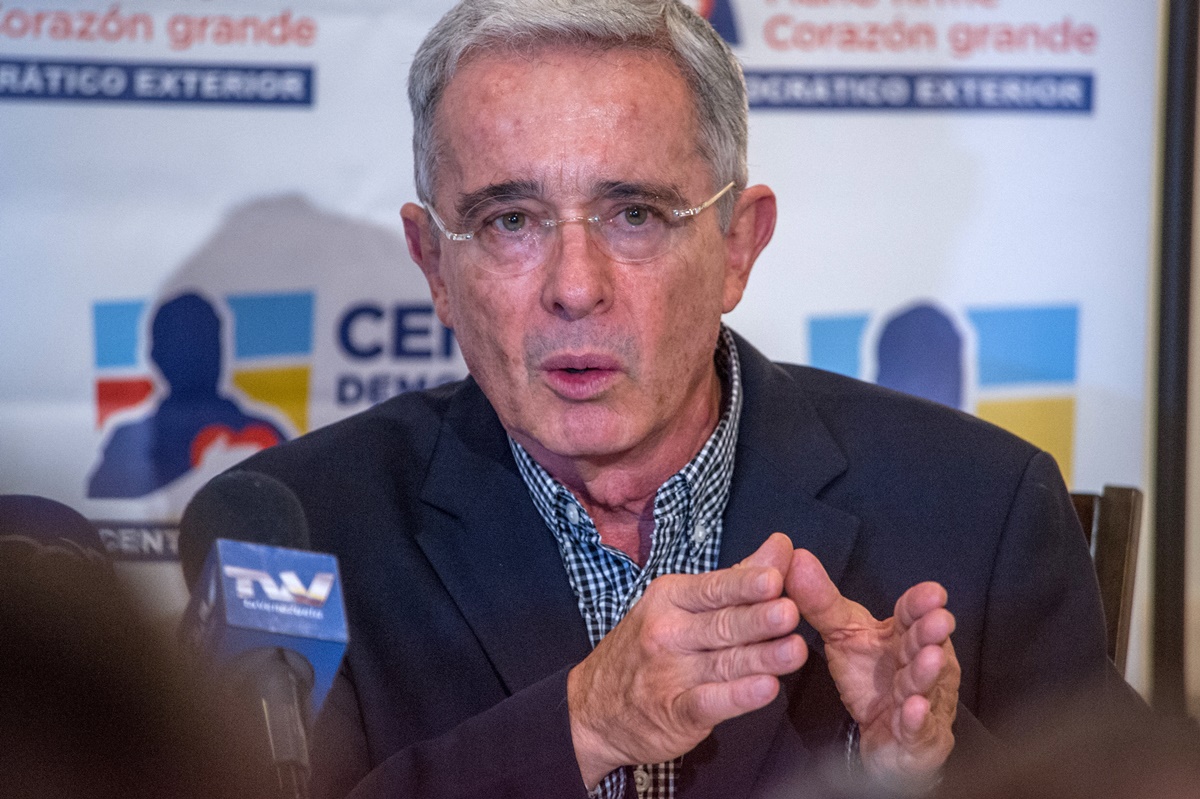 Uribe sugiere a militares venezolanos intervenir para superar la crisis