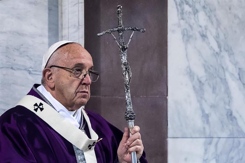 El papa Francisco aseguró que los que pagan por sexo son criminales y torturadores de las mujeres