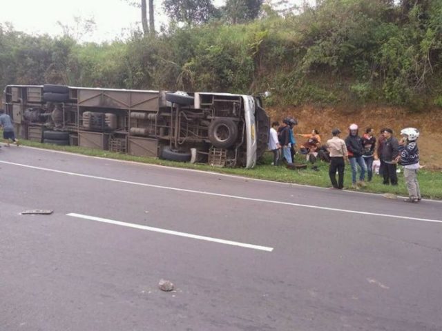  Autobús cae a barranco en Indonesia y deja 27 muertos (Foto: EFE)