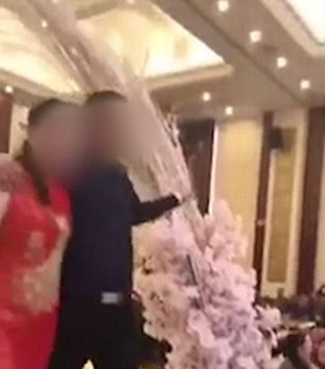 Hombre borracho obliga a la prometida de su hijo a besarse con él en plena boda