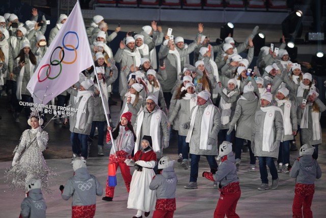 Olympic Athletes from Russia flagbearer POCOG volunteer parade during the opening ceremony of the Pyeongchang 2018 Winter Olympic Games at the Pyeongchang Stadium on February 9, 2018. / AFP PHOTO / Roberto SCHMIDT