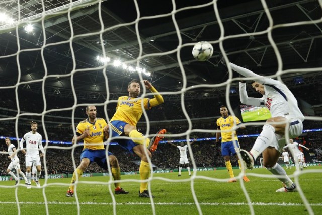 Juventus' Italian defender Andrea Barzagli clears the ball off the line after kane's header comes back off the post during the UEFA Champions League round of sixteen second leg football match between Tottenham Hotspur and Juventus at Wembley Stadium in London, on March 7, 2018. / AFP PHOTO / Adrian DENNIS