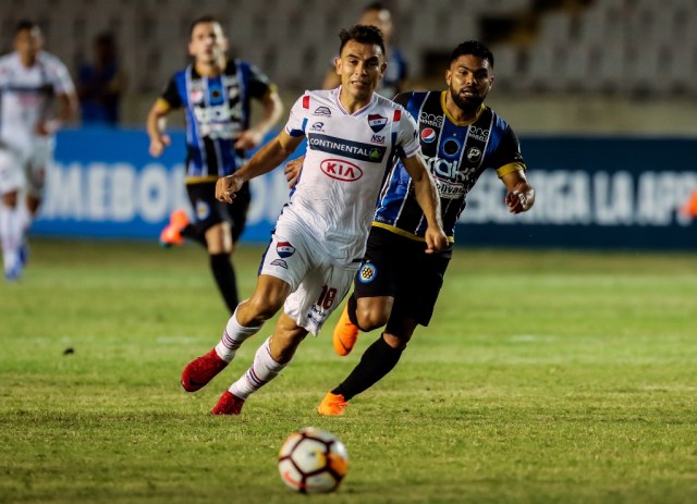 Derlis Orue (L) of Paraguay's Nacional vies for the ball with Aristoteles Romero of Venezuela's Mineros during their Copa Sudamericana 2018 football match at the Cachamay stadium, in Puerto Ordaz, Venezuela, on March 8, 2018. / AFP PHOTO / William URDANETA