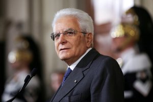 Presidente de Italia vota en Palermo, entre polémica por error en papeletas