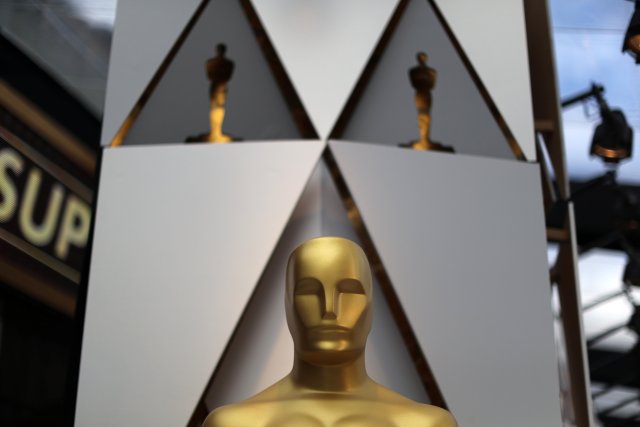 Una estatua de los Oscar se ve fuera del Teatro Dolby durante los preparativos para los Oscar en Hollywood, Los Ángeles, California, EE. UU. 3 de marzo de 2018. REUTERS / Lucy Nicholson