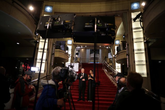 Los presentadores de televisión se paran en las escaleras del Teatro Dolby durante los preparativos para los Oscar en Hollywood, Los Ángeles, California, EE. UU., 3 de marzo de 2018. REUTERS / Lucy Nicholson