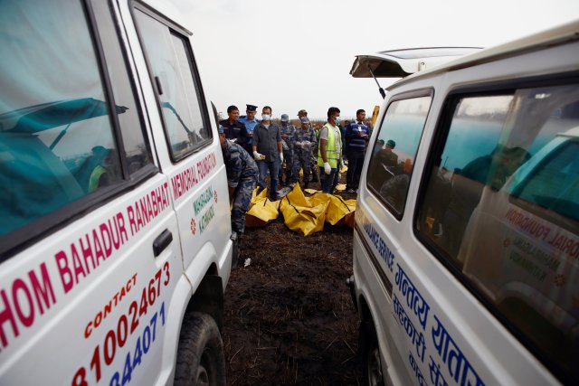 Cuerpos de víctimas del accidente aéreo entre Estados Unidos y Bangla se guardan cerca del lugar del accidente antes de ser transportados al hospital, en el Aeropuerto Internacional Tribhuvan en Katmandú, Nepal, 12 de marzo de 2018. REUTERS / Navesh Chitrakar