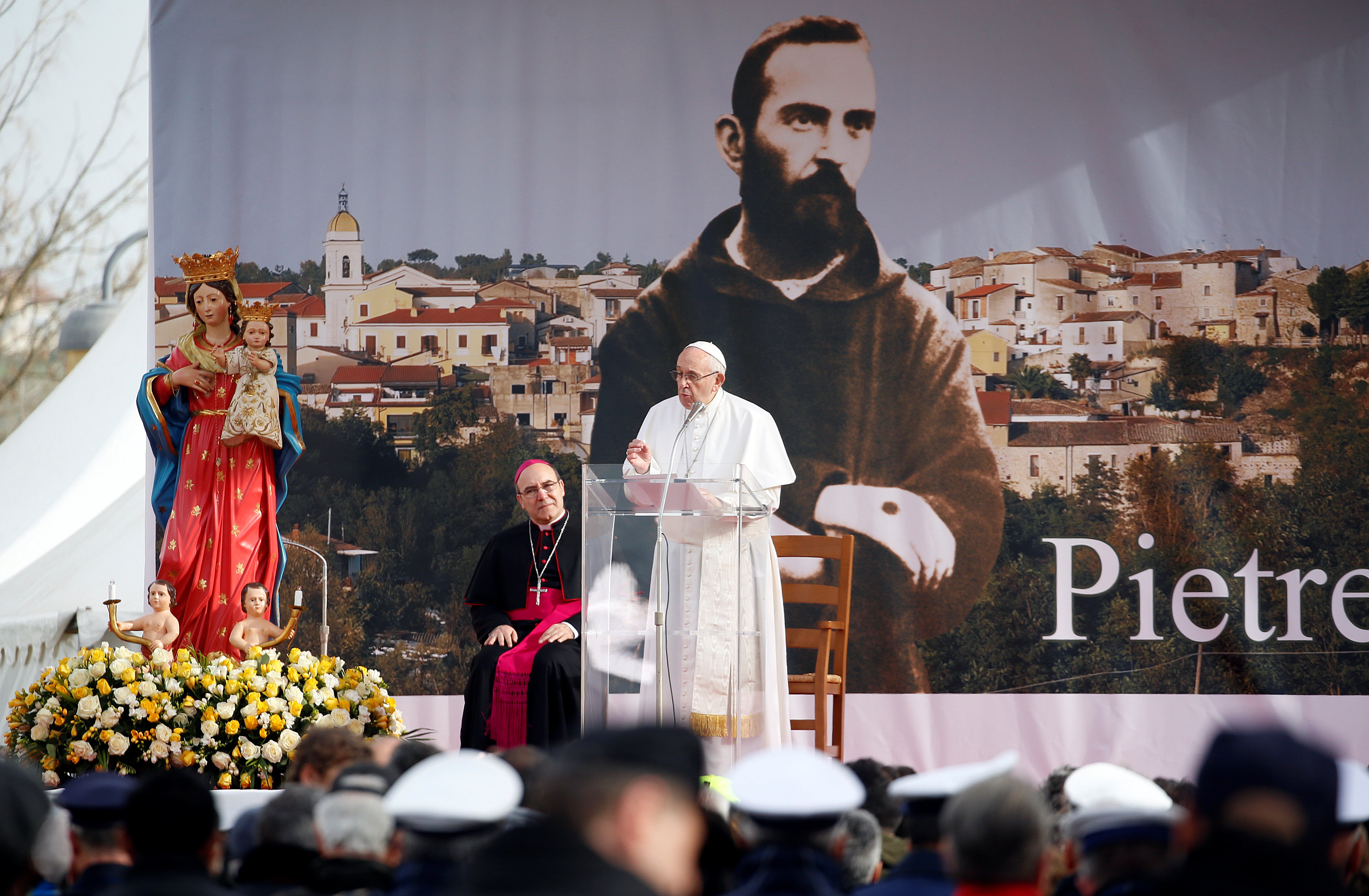 El Papa visitó el pueblo del padre Pío, Pietrelcina, y habló de despoblación