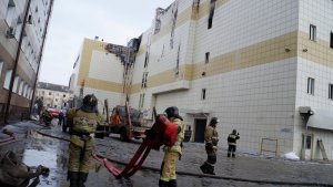 El momento exacto del incendio en centro comercial de Siberia (Video)