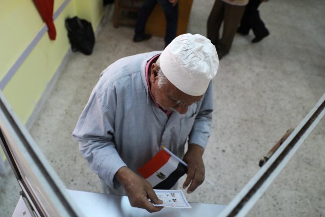 A man casts his vote inside a polling station during the presidential election in Cairo, Egypt March 26, 2018. REUTERS/Ammar Awad