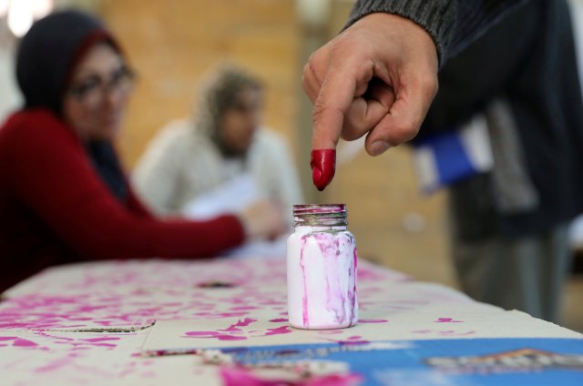 El dedo de un votante está marcado con tinta en una mesa de votación durante el segundo día de las elecciones presidenciales en Alejandría, Egipto, el 27 de marzo de 2018. REUTERS / Mohamed Abd El Ghany TPX IMÁGENES DEL DÍA