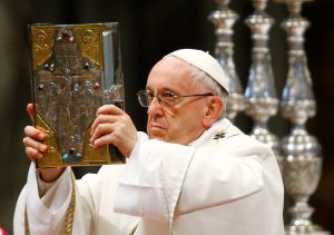 El papa Francisco pide a los curas que sean cercanos y callejeros en la misa Crismal