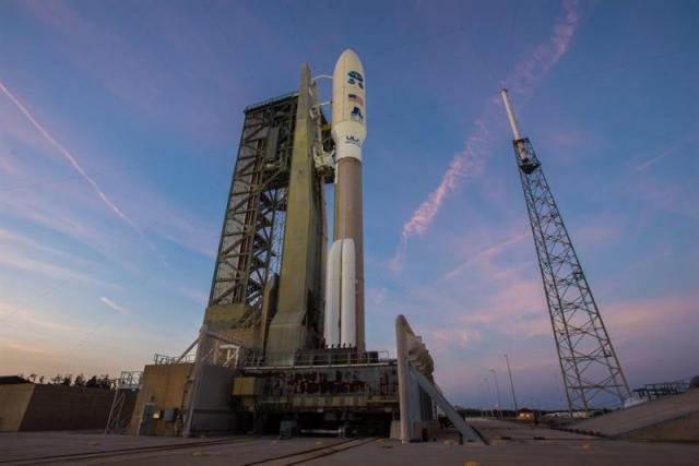 Fotografía cedida del 28 de febrero del 2018, donde se observa el cohete Atlas V que lleva el Satélite ambiental geoestacionario operacional (GOES-S) en la plataforma del complejo 41 en la Estación de la Fuerza Aérea de Cabo Cañaveral (Florida, EE.UU.). El satélite, cuyo lanzamiento es fruto de una colaboración entre la Agencia Nacional de Océanos y Atmósfera (NOAA) y de la NASA, despegó hoy a las 17.02 hora local (22.02 GMT) con éxito, y será dedicado a brindar datos más precisos para rastrear huracanes, tormentas e incendios y prevenir desastres en Estados Unidos occidental, Alaska y Hawai. EFE/United Launch Alliance