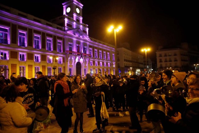 GRAF7050. MADRID, 08/03/2018.- La Comisión 8M ha dado esta noche el pistoletazo de salida a la huelga feminista con una cacerolada en la Puerta del Sol, en Madrid. "Si nosotras paramos, se para el mundo", es la máxima con la que el movimiento feminista, con el respaldo sindical, ha convocado mañana la primera huelga general feminista, con más de 200 citas programadas en toda la geografía española y manifestaciones en todas las capitales de provincia. EFE/Juanjo Martín