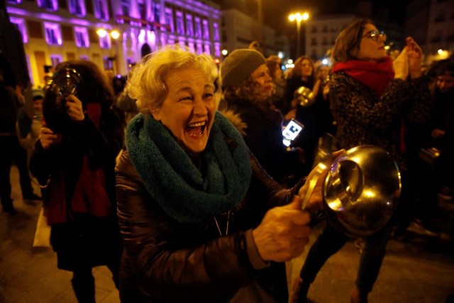 GRAF7054. MADRID, 08/03/2018.- La Comisión 8M ha dado esta noche el pistoletazo de salida a la huelga feminista con una cacerolada en la Puerta del Sol, en Madrid. "Si nosotras paramos, se para el mundo", es la máxima con la que el movimiento feminista, con el respaldo sindical, ha convocado mañana la primera huelga general feminista, con más de 200 citas programadas en toda la geografía española y manifestaciones en todas las capitales de provincia. EFE/Juanjo Martín