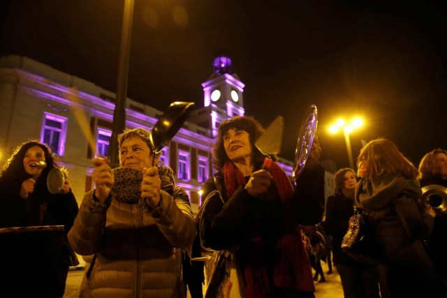 GRAF7056. MADRID, 08/03/2018.- La Comisión 8M ha dado esta noche el pistoletazo de salida a la huelga feminista con una cacerolada en la Puerta del Sol, en Madrid. "Si nosotras paramos, se para el mundo", es la máxima con la que el movimiento feminista, con el respaldo sindical, ha convocado mañana la primera huelga general feminista, con más de 200 citas programadas en toda la geografía española y manifestaciones en todas las capitales de provincia. EFE/Juanjo Martín