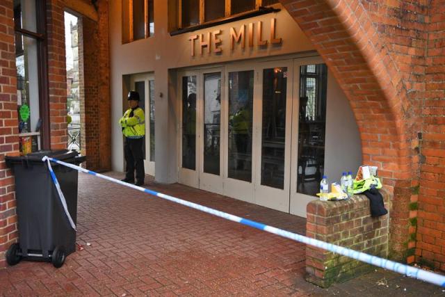  Un policía británico vigila delante del pub The Mill, que se encuentra dentro de la zona acordonada, en Salisbury (Reino Unido) hoy, 12 de marzo de 2018. La primera ministra británica, Theresa May, preside hoy una reunión con el Consejo Nacional de Seguridad para valorar los últimos hallazgos del caso del envenenamiento del exespía ruso Sergei Skripal y su hija, Julia, en la localidad inglesa de Salisbury. EFE/ Neil Hall