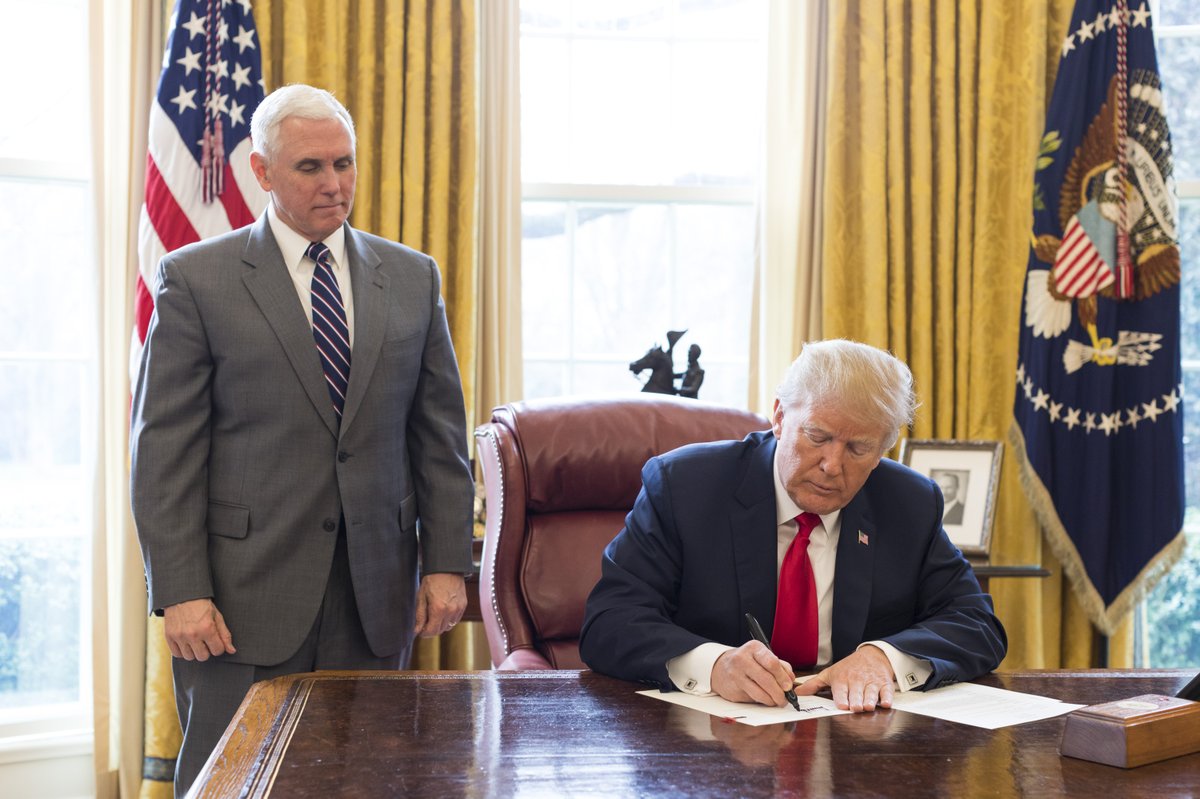 LA FOTO: Trump ejecutando el bloqueo del petro