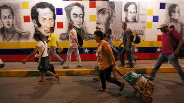 Así viven los venezolanos en una plaza cerca de Barranquilla (Video)
